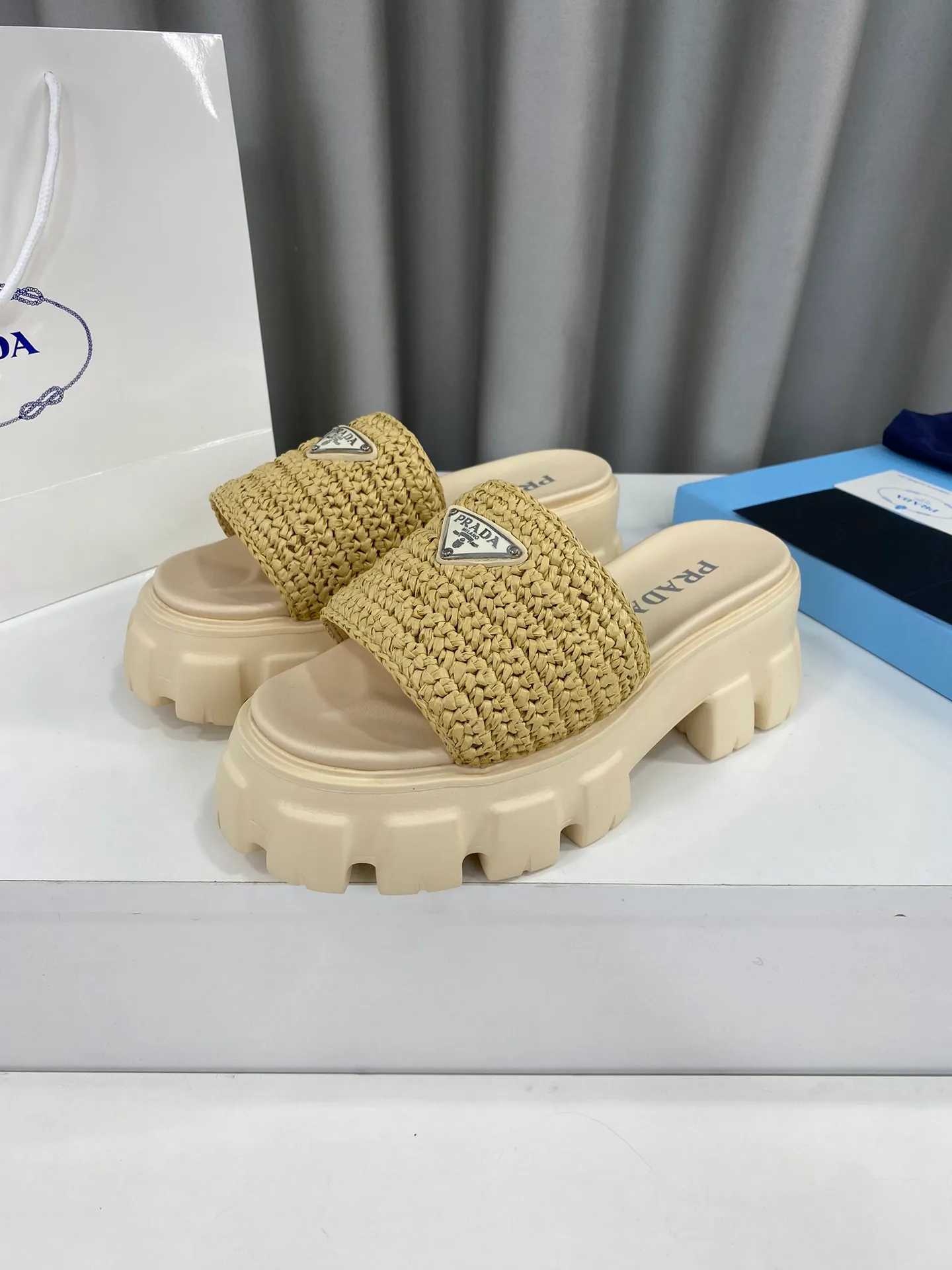 💕💕Factory direct selling price p460💕💕 Prada's latest tooth-woven thick-soled triangle buckle slippers☑️ Latest environmentally friendly PP material, fully handmade crochet, just like knitting sweaters, slow work and meticulous work, retro fashionable thick-soled shoes, with rubber uppers, making the whole pair of shoes light and comfortable. Bright colors, a variety of choices to meet the needs of fashionable people with different styles! The iconic metal triangle logo is paired with the shape of ancient beach slippers. Every design element is fashionable! Size: Women's 35-39 (34, 40, custom-made, non-returnable) Full set of counter original packaging